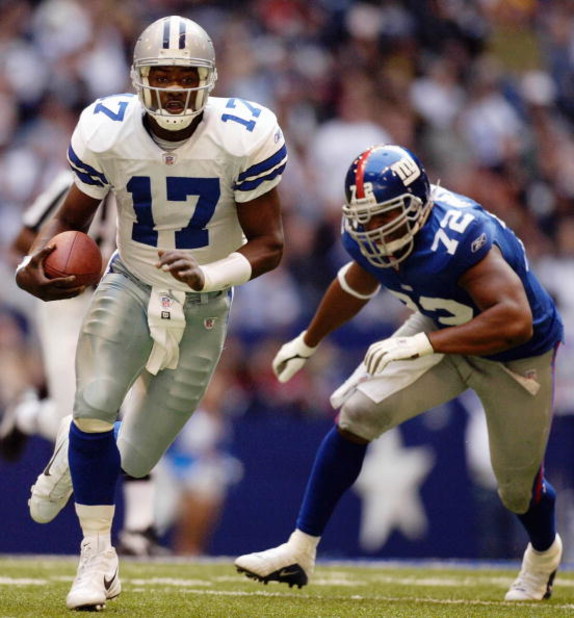 IRVING, TEXAS - DECEMBER 21: Quincy Carter #17 of the Dallas Cowboys runs the ball past Osi Umenyiora #72 of the New York Giants on December 21, 2003 at Texas Stadium in Irving, Texas.  The Cowboys defeated the Giants 19-3.  (Photo by Ronald Martinez/Gett
