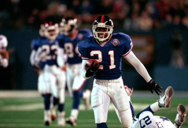 18 Oct 1999: Tiki Barber #21 of the New York Giants carries the ball during a game against the Dallas Cowboys at the Giants Stadium in East Rutherford, New Jersey. The Giants defeated the Cowboys 16-13. Mandatory Credit: Ezra O. Shaw  /Allsport