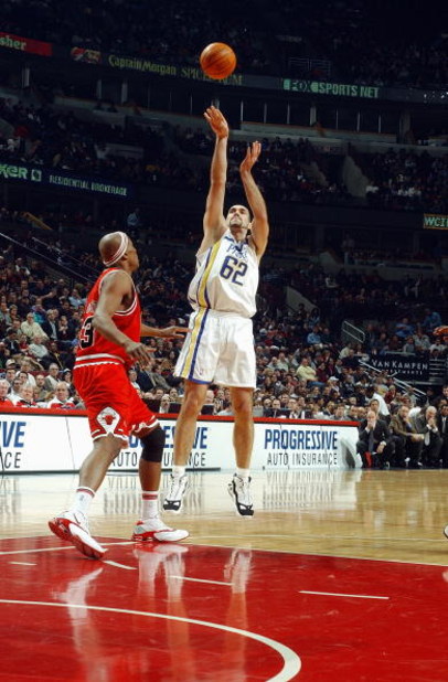 CHICAGO - FEBRUARY 10:  Scot Pollard #62 of the Indiana Pacers shoots over Corie Blount #43 of the Chicago Bulls during the game at the United Center on February 10, 2004 in Chicago, Illinois.  The Pacers won 103-84.  NOTE TO USER: User expressly acknowle