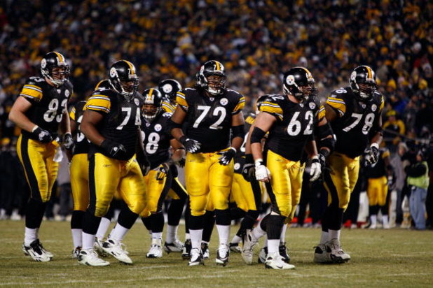 PITTSBURGH - JANUARY 11:  (L-R) Heath Miller #83, Willie Colon #74, Carey Davis, #38, Darnell Stapleton #72, Justin Hartwig #62 and Max Starks #78 of the Pittsburgh Steelers break the offensive huddle against the San Diego Chargers during their AFC Divisi